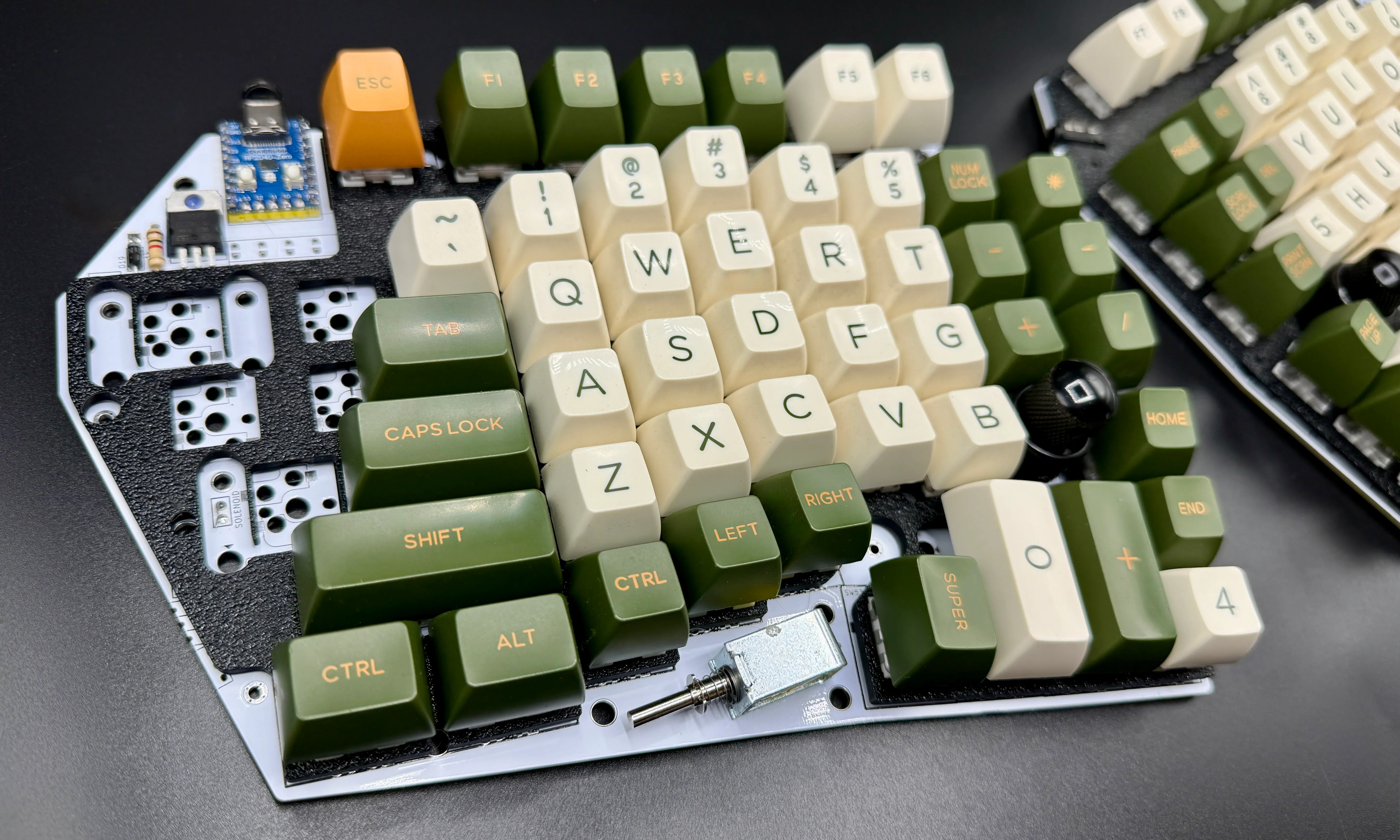 ErgoDonk Zero minimalist case, left hand close-up